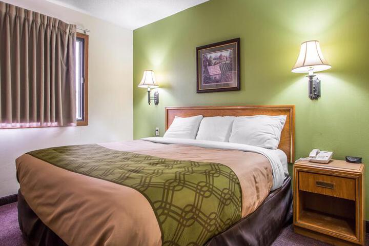 Econo Lodge Inn & Suites