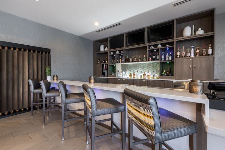 Lounge 54 of 57