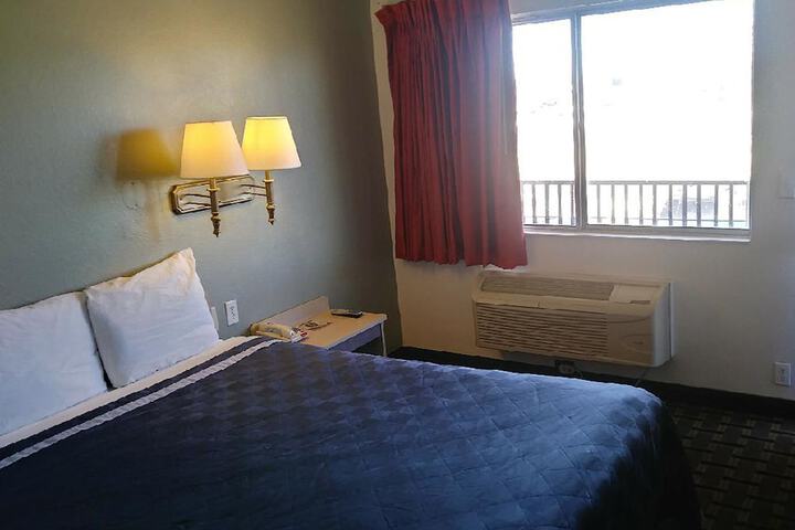 Room 17 of 33