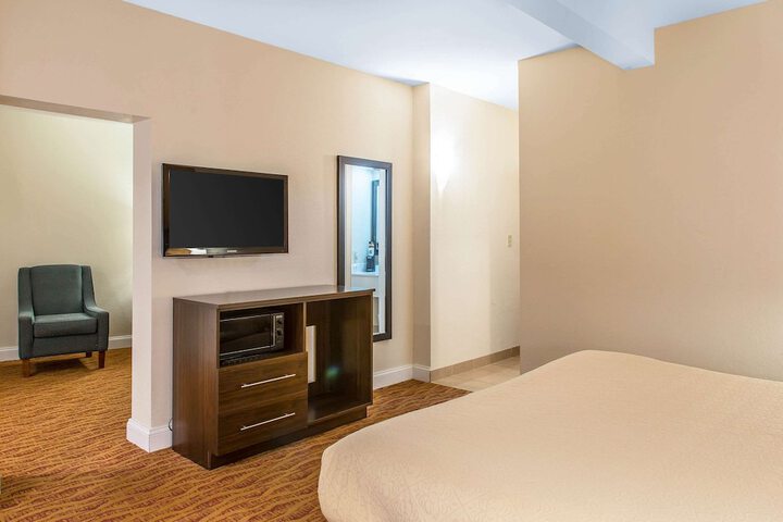 Quality Inn & Suites Middletown - Newport