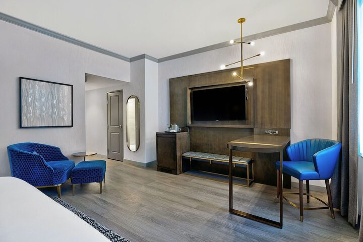 Room 10 of 38