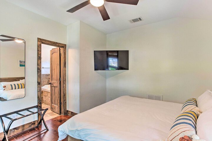 Tool Waterfront Home w / Hot Tub & Fire Pit!