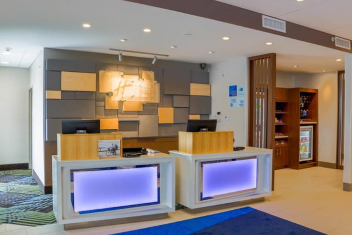 Holiday Inn Express & Suites Detroit North - Roseville by IHG