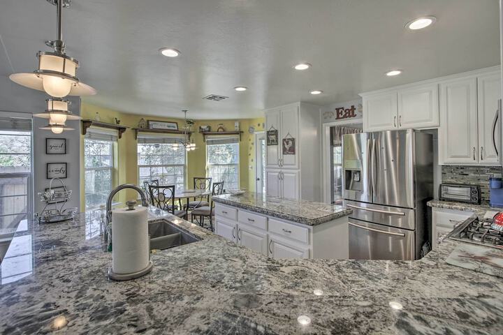 Welcoming Tehachapi Home w / Deck & Grill!