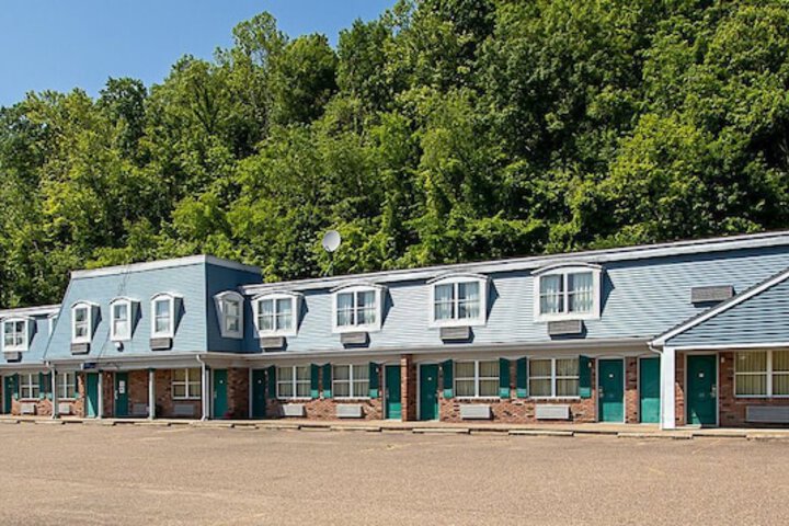 Country Squire Inn & Suites