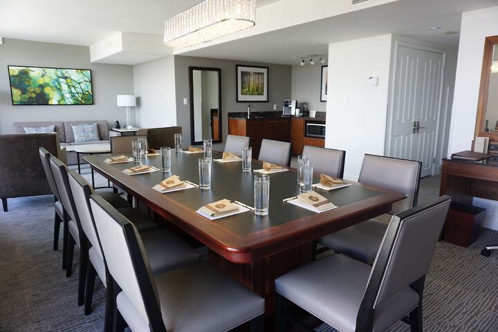 DoubleTree by Hilton Hotel & Suites Victoria