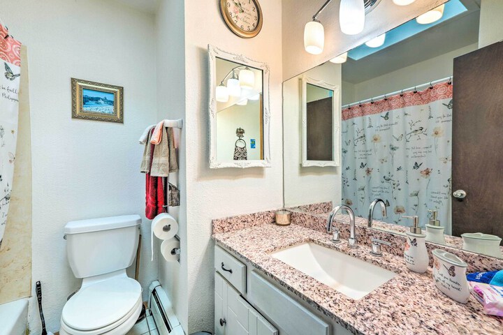 Scenic Woodland Park Cottage w / Deck + Grill!