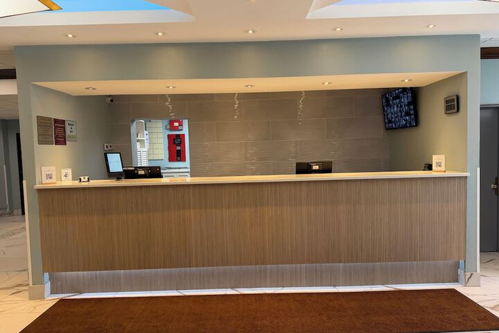 Hilltop Inn & Suites