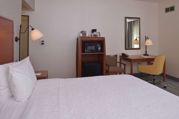 Hampton Inn & Suites Bakersfield North-Airport