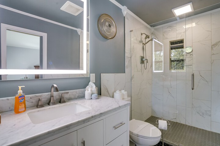 Lakefront Retreat in Jefferson w / Screened Porch!