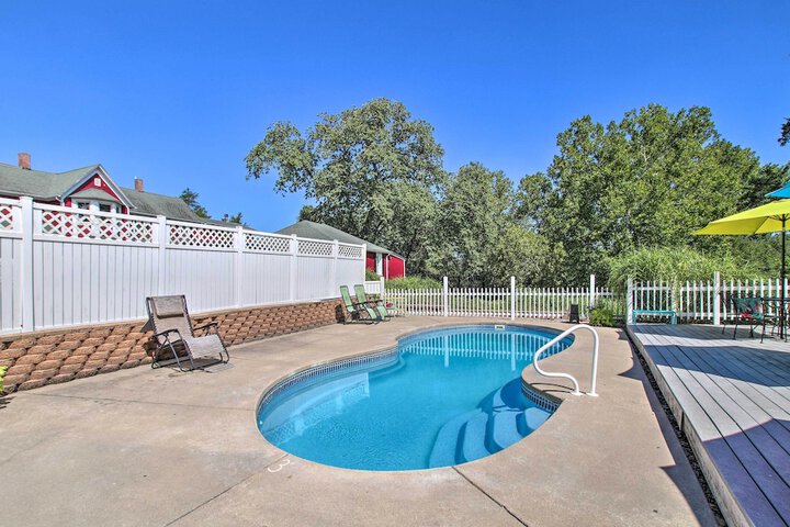 Cozy Ironton Cabin w / Shared Pool & Private Patio!