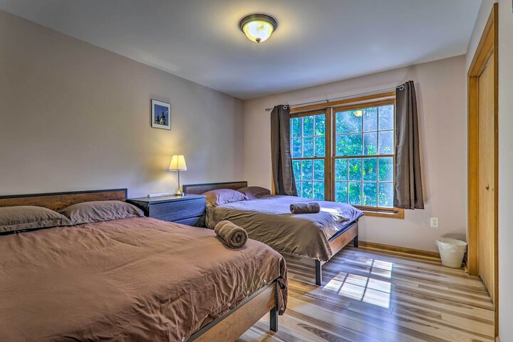 Poconos Retreat w / Game Room Hot Tub, & Sauna!
