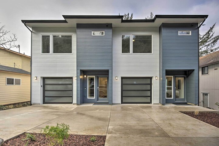 Depoe Bay Townhome w / Deck & Stunning Ocean Views!