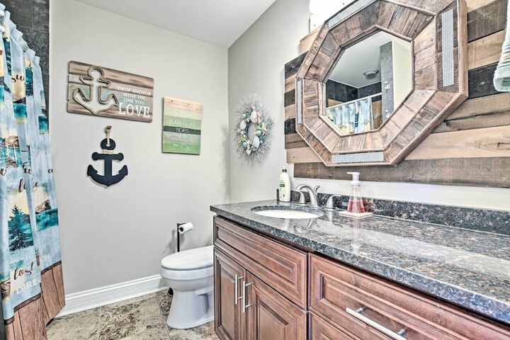 Lakefront Home w / Game Room Theater & Dock!