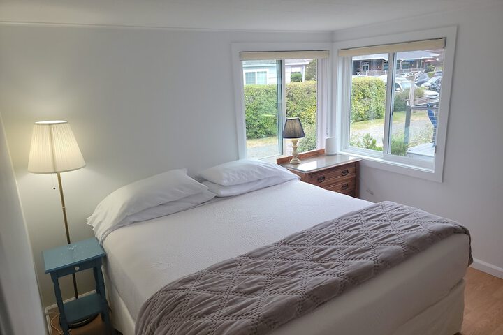 The Waves / The Argonauta Inn/The White Heron Lodge