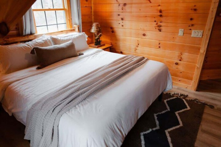 Sleeps 16! Luxury Cabin With Game Room & Hot Tub