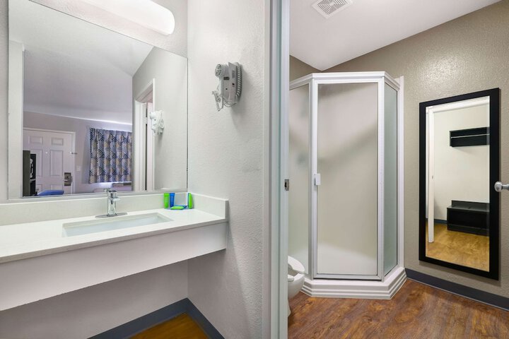 Motel 6 Kirkland WA - North Kirkland