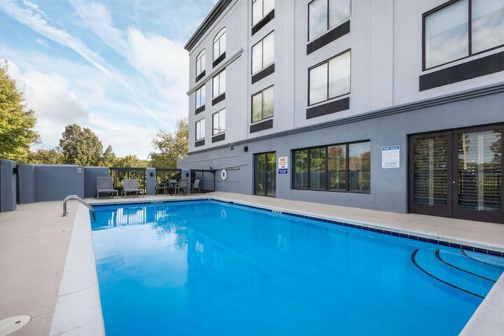 Wingate by Wyndham Charlotte Speedway / Concord