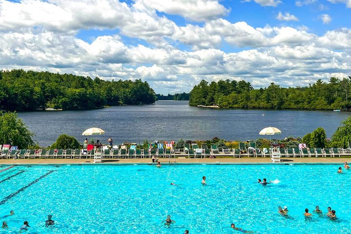 Walk to Beach: Beautiful Lake Naomi Retreat!