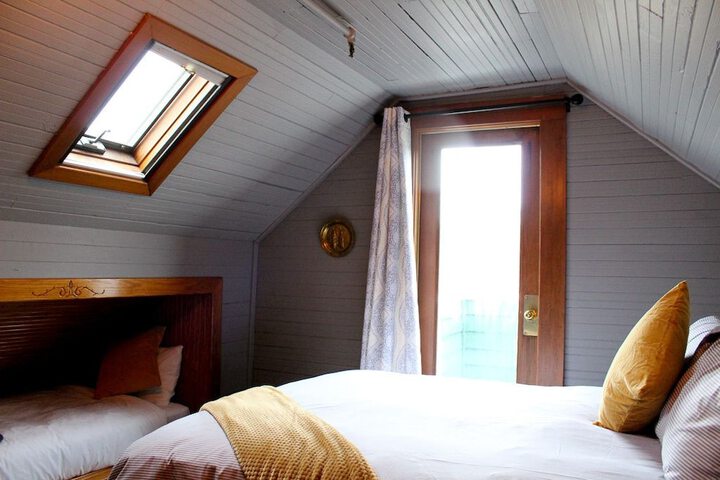 Room 18 of 115