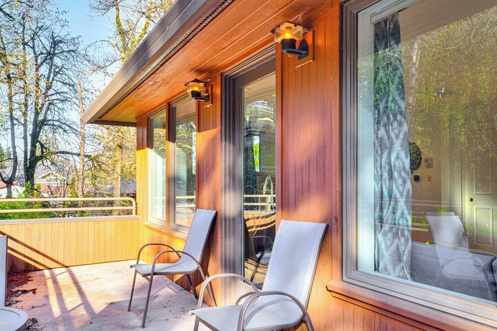 Walk to Willamette River: Studio in West Linn