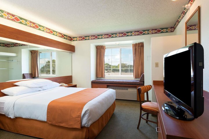 Room 18 of 22