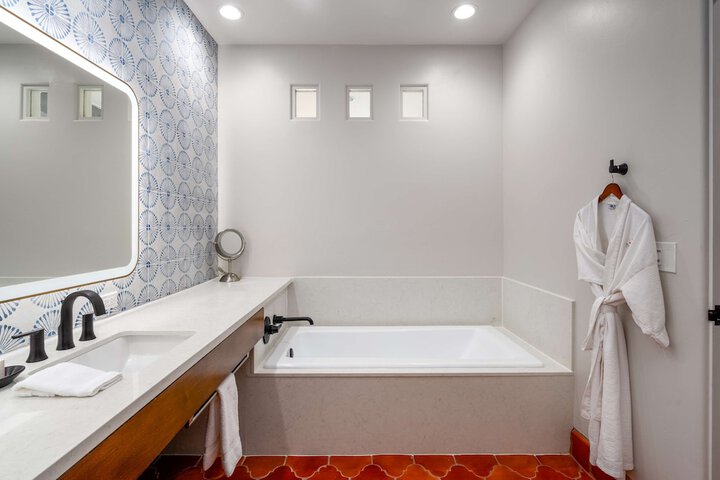 Room 73 of 142