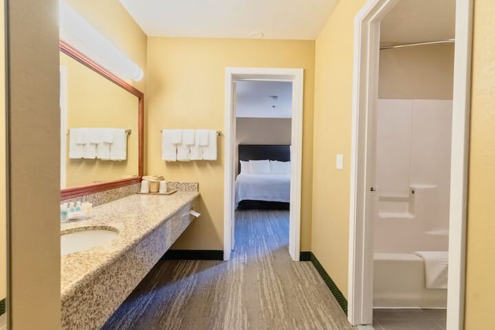 Room 34 of 40