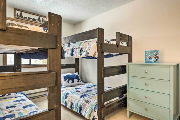Hartford Escape w / Fire Pit 3 Mi to Ski & Golf!