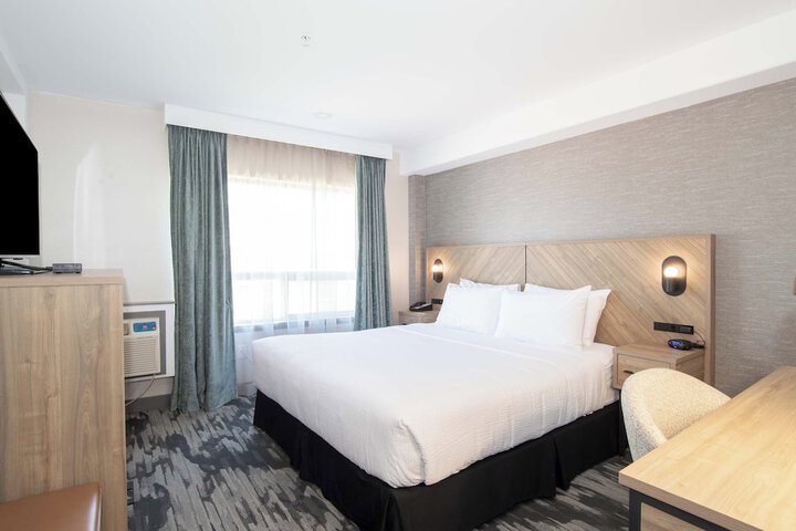 Room 33 of 46
