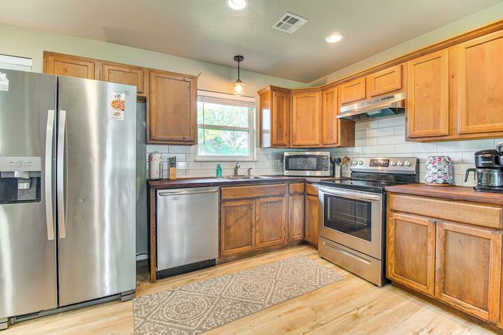 On-site Lake Access: Pet-friendly Vinita Home