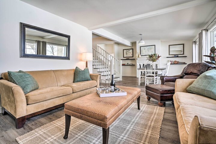 Cozy Plymouth Cottage w / Medicine Lake View!