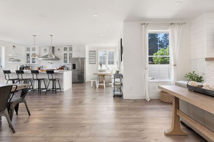 Serene 5BR Farmhouse Retreat Shoreline