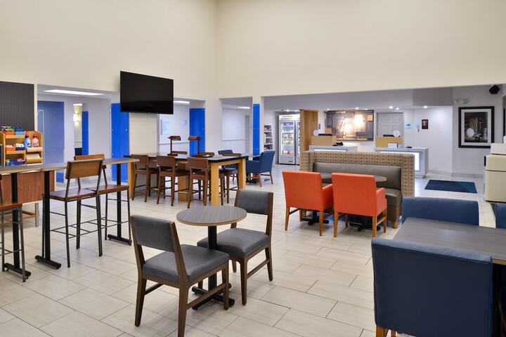 Holiday Inn Express Farmington - Bloomfield by IHG