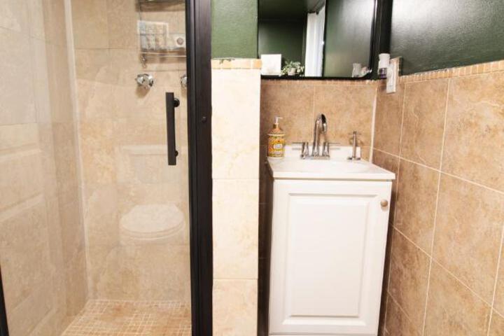Exceptional & Central Garden Suite, Top Amenities & Care!