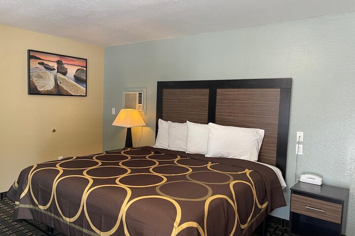 Room 8 of 28
