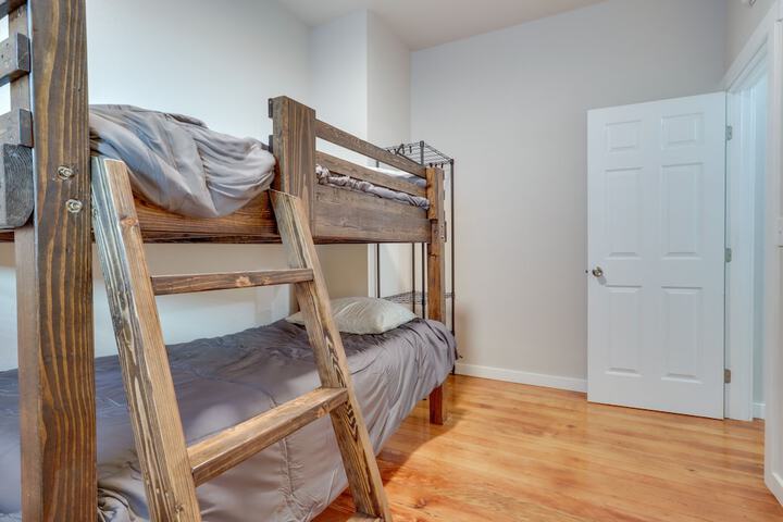 Lafayette Townhome: Cozy Retreat w / Private Patio