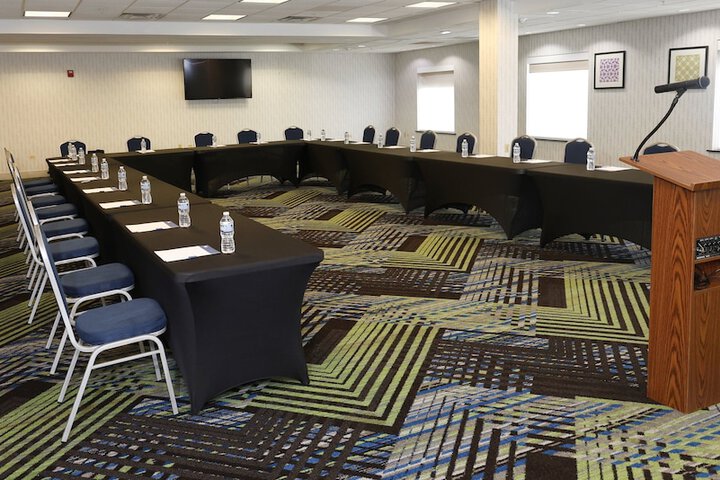 Holiday Inn Express & Suites Waukegan by IHG