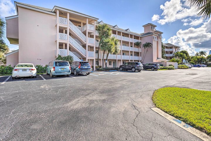 Jupiter Bay Condo w / Pool Half Mile to Beach!