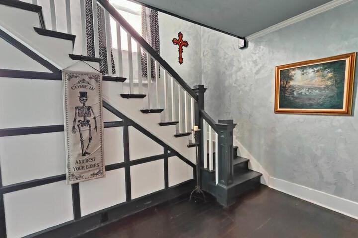 The vampires den downtown big house, pets ok