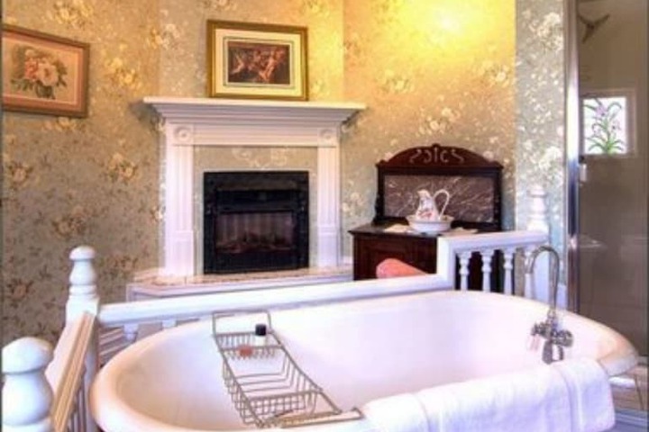Gingerbread Mansion Inn