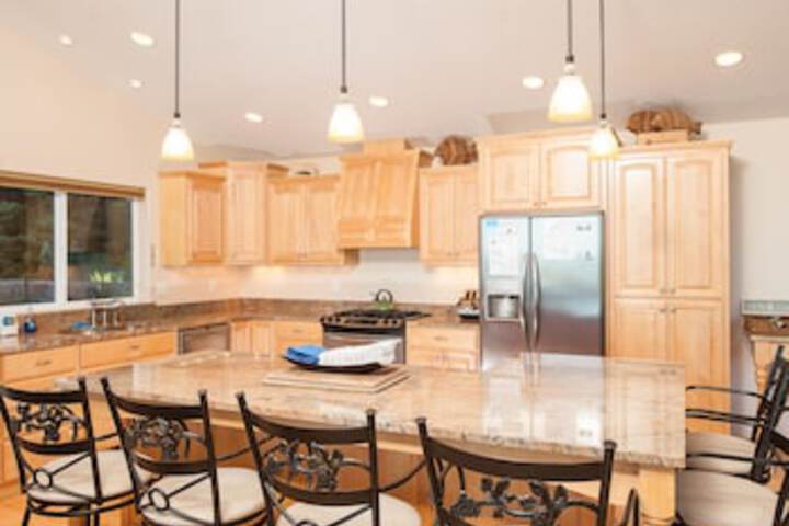 Oceanside Paradise 3 Br home by RedAwning