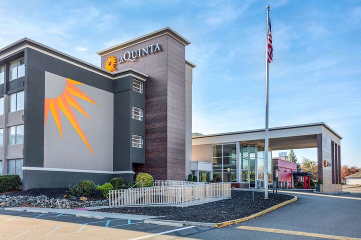 La Quinta Inn & Suites by Wyndham Clifton / Rutherford