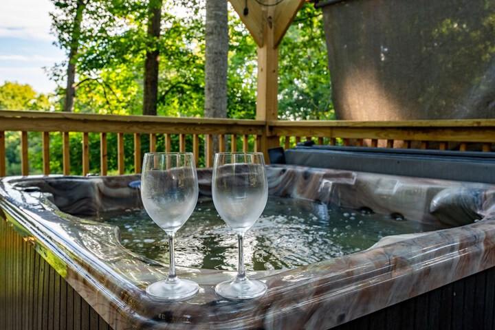emerald Cove Chalet on Douglas Lake w / Hot Tub!