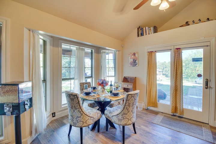 Dock Views & Grill: Spacious Grand Lake Lodge
