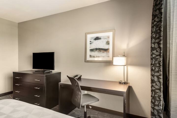 Holiday Inn & Suites Silicon Valley - Milpitas by IHG