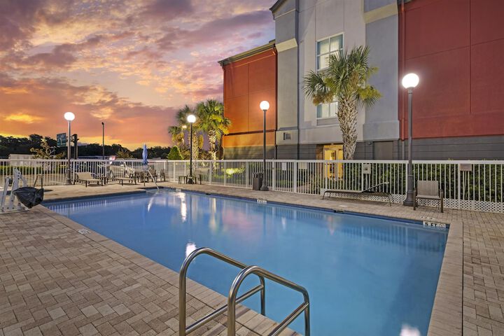 Best Western Plus Chain of Lakes Inn & Suites