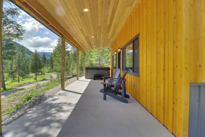 Lakeside Cabin Retreat w / Private Hot Tub!