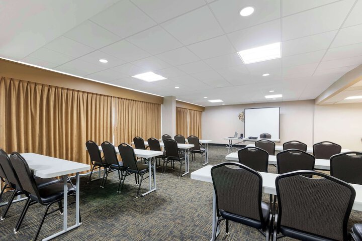 Best Western Plus Midwest Inn