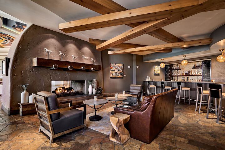 Lounge 114 of 145